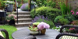 Предлагаме ви 10 креативни идеи за градината, които ще направят двора ви уникално място да се отпуснете и да се насладите на открито. Pet Evtini Idei Za Gradinata