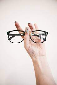 frame kacamata untuk wajah bulat intip