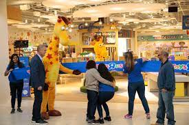 toys r us is back opens in new