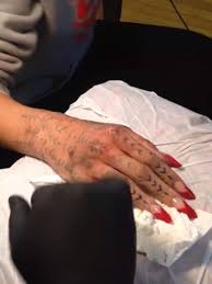 She has started her romance with ink in 2006 when her first music note was created. Omg Rihanna Covers Maori Hand Tattoo With Huge New Inking After Flying Bang Bang Artists To Dominican Republic Celebsnow
