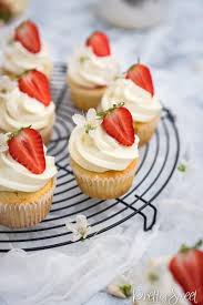 Did i mention they're also topped with whipped cream that's got strawberry jelly in it too? Strawberry Filled Cupcakes With White Chocolate Frosting Prettysweet