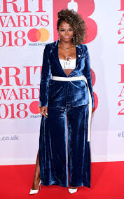 Resultado de imagem para looks brits awards 2018