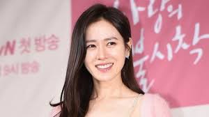 Berbekal parasnya yang rupawan dan bakat aktingnya yang selalu mencuri perhatian publik, tidak salah jika. Son Ye Jin Dinobatkan Jadi Wanita Tercantik Di Dunia Kalahkan Song Hye Kyo