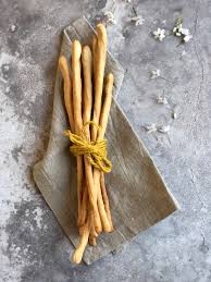I grissini sono dei filoncini di pasta croccanti e dalla forma allungata di origine torinese. Grissini Fatti In Casa Penninonsolodolci