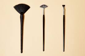 how to use fan makeup brush