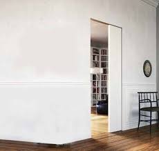 Le porte nascoste creano uno spazio armonioso nella stanza. Porta Raso Wall Scrigno Filo Muro Porta Linvisibile