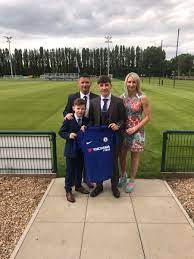 Billy gilmour family and parents. Billy Gilmour On Twitter Great Day Signing For Chelseafc With The Family Looking Forward To The Future