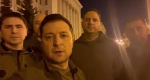 VIDEO Zelenski, mesaj din stradă pentru propaganda Moscovei care a spus că  a fugit din țară: &amp;quot;Noi suntem aici. Apărăm Ucraina&amp;quot; - HotNews.ro