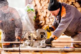 profesionales cortando madera con ingletadora