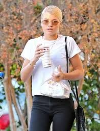 She also has an older brother named miles. Sofia Richie Takes Mother To Meet Boyfriend Scott Disick