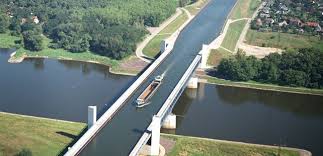 Le saviez-vous ? Le pont-canal de Magdebourg permet le passage de bateaux au-dessus d’un autre fleuve ! Images?q=tbn:ANd9GcRzlgpZxxqafnkRq46WkIL9V1iDTTjQbQSXRhKbtjRMlA&s