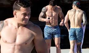Sonny bill williams on wn network delivers the latest videos and editable pages for news & events, including entertainment, music, sports, science and more, sign up and share your playlists. Sonny Bill Williams Checks His Tackle In Tight Print Shorts As He Enjoys Day On The Beach Daily Mail Online