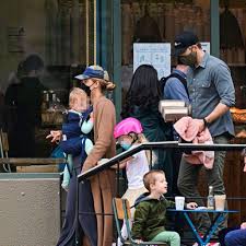 They have two kids, daughters james, 3, and inez, 1. Blake Lively And Ryan Reynolds Love Walking Through The Streets Of Nyc With Kids