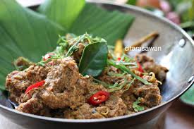 Rendang daging ayam kampung memiliki rasa lezat dan daging empuk dimasak dengan berbagai bumbu dan rempah khas minangkabau. Rendang Ayam Kampung Resepi Terbaik