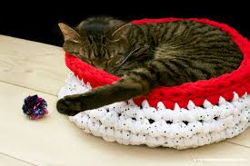 The directions are made for a beginner, so this is a great pattern to start with; Tutorial Super Bulky Crocheted Cat Bed Red Handled Scissors