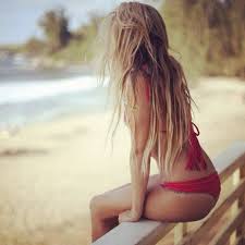 Résultat de recherche d'images pour "blonde de dos sur une plage"