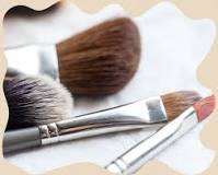 how-do-makeup-artists-clean-makeup-brushes
