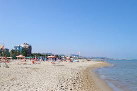 In zona residenziale di prestigio a circa 1 km dal mare, villa affiancata su un lato e disposta su 4 livelli serviti. Hotel Spiaggia San Benedetto Del Tronto Hotel Olimpo