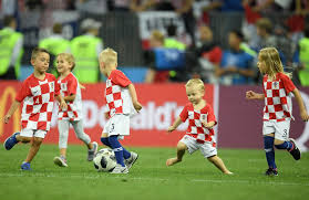 Le sélectionneur devra se séparer d'un joueur avant le 4 juin pour présenter une liste de 23 joueurs de la croatie pour la coupe du monde 2018. Apres La Victoire De La Croatie Les Enfants Des Joueurs Ont Fait Le Show