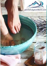 Hal pertama yang akan kamu rasakan saat merendam kakimu dengan air garam adalah rasa rileks yang bisa bikin semua beban di pundak terasa lebih ringan. Khasiat Rendaman Kaki Air Garam Bukit Himalaya
