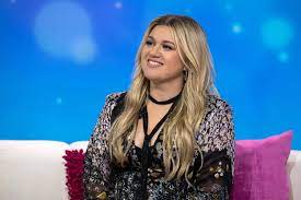 the voice star kelly clarkson wore a