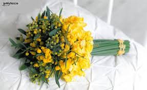 Composizione alta di fiori gialli e bianchi. Foto 14 Matrimonio In Giallo Bouquet Con Gambo Lungo Di Fiorellini Gialli Lemienozze It