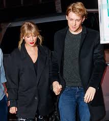 Taylor swift, the princess in the pop village, is blessed with an angle face. Inside Taylor Swift S Mature And Wonderful Low Key Romance With Joe Alwyn After Years Of Flaunting Famous Boyfriends