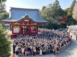 鎌倉・鶴岡八幡宮、初詣客にぎわい「昨年よりかなり多い」 | カナロコ by 神奈川新聞