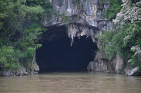 A_closer_view_of_the_cave_entrance_%252835910288782%2529.jpg&usqp=CAU