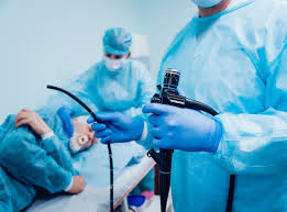 Endoscopia no hospital. médico segurando o endoscópio antes da gastroscopia  | Foto Premium