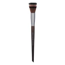 Il permet également d'étoffer les sourcils avec une ombre à sourcils ou de tracer un trait. Blending Blush Brush 148 Face Brush Make Up For Ever Make Up For Ever
