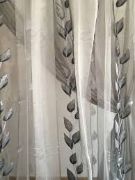 Въпреки това, дизайнът на завесите трябва да бъде проектиран, тъканта трябва да се избере според текстурата и цвета. Elegantno Dvojno Sivo Perde Ss Srebristi I Beli Ornamenti