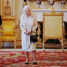 the queen carry her handbag indoors