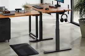 They usually come with a height range in between which you can choose to set up your desk, depending on how tall you are and whether you want to be in a sitting or a standing position. Looking For An Electric Standing Desk Consider These Factors Wam Times