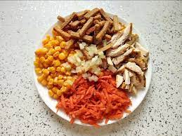 Салат с курицей морковью по корейски и сухариками