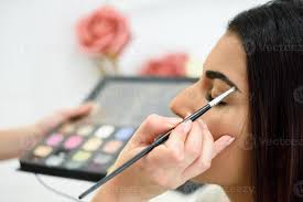 makeup artist sätter smink på kvinnans