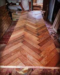 Lantai kayu merbau, lantai kayu merbau termasuk lantai kayu yang sangat kuat dan keras. Lantai Kayu Cibubur Lantai Decking Kayu Merbau Bengkirai Ulin
