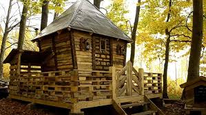un ukrainien construit sa mini maison