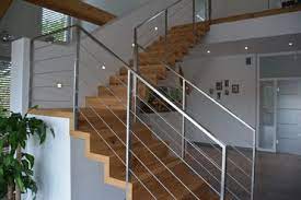Alle unsere treppengeländer fertigen wir in höher qualität zu günstigen preisen. Balkongelander Treppengelander Mit Glas Und Holzhandlauf Treppengelander Gelander Treppe Treppengelander Edelstahl