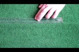 Drücke den teppich dazu mit dem messer fest in die kante und schneide ihn mit der hakenklinge zu. Video Falten Im Teppich Glatten So Funktioniert S