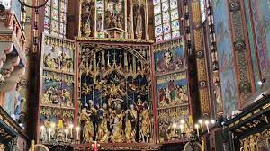 ⛪ Mária templom Krakkó megszámlálhatatlanul sok temploma közül, kétség kívül a város főterén álló Mária-templom (Ko¶ciół Mariacki) a legismertebb. Régészeti kutatások bizonyítják, hogy a ma is álló épület egy, a XIII. század