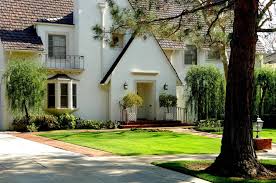 Take a driving tour of the gated community of fremont place in the hancock park area of los angeles. Hancock Park Thelahome