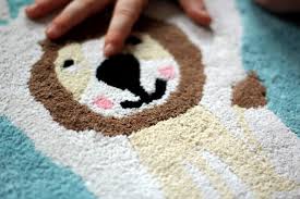 Die teppiche speziell für kinder unterscheiden sich gleich mehrfach von normalen teppichen. Einmal Und Die Welt Unser Bio Kinderteppich Von Hans Natur Apfelbackchen Familienblog