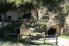 visiter vallée troglodytique des