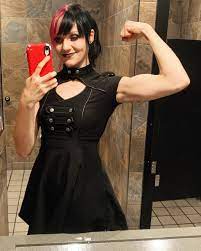 /muscular+goth+girl