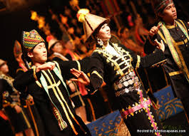 Kain sirat juga dikenali sebagai kain cawat merupakan pakaian asas kaum iban. 10 Jenis Tarian Tradisi Suku Kaum Negeri Sabah Sentiasa Panas