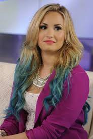 Textured long curls demi sports a long wavy hairstyle again. Demi Lovato Theeluckynineteen Blog