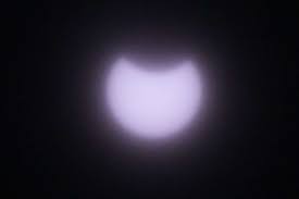 En solformørkelse opstår, når månen i sin bane rundt om jorden er i fasen nymåne og samtidig befinder sig direkte mellem jorden og solen. Gzslyamp3t9fsm