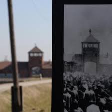 Cc by 2.0 / sixtwelve / auschwitz. Auschwitz Memorial Auschwitzmuseum Twitter