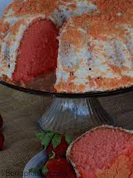 Strawberry Crunch Bundt Cake gambar png